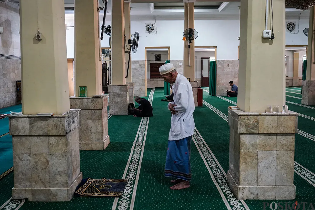 Aktivitas umat muslim mulai dari membaca kitab suci Al Quran, sholat hingga beristirahat saat berada di Masjid Jami Al Anwar, Rawa Bunga, Jatinegara, Jakarta Timur, Kamis, 6 Maret 2025. (Sumber: Poskota/Bilal Nugraha Ginanjar)