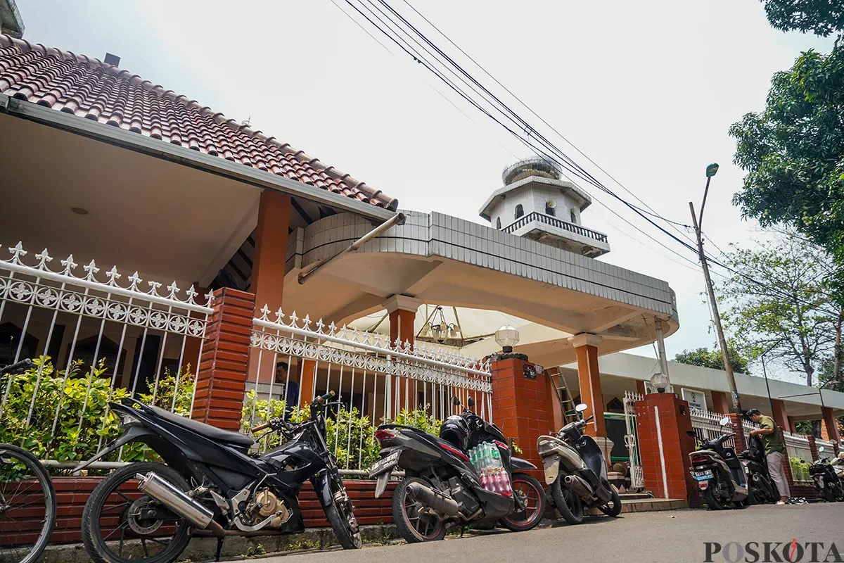 Aktivitas umat muslim mulai dari membaca kitab suci Al Quran, sholat hingga beristirahat saat berada di Masjid Jami Al Anwar, Rawa Bunga, Jatinegara, Jakarta Timur, Kamis, 6 Maret 2025. (Sumber: Poskota/Bilal Nugraha Ginanjar)