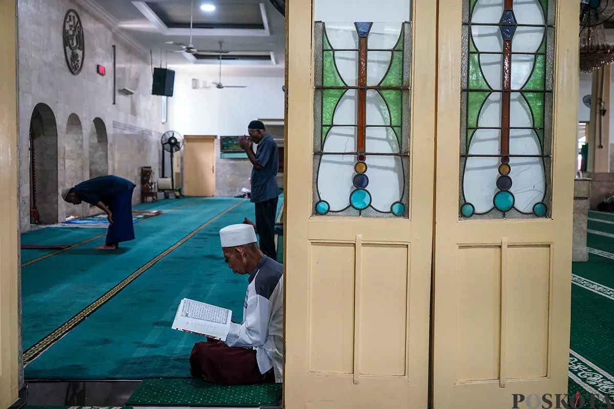 Aktivitas umat muslim mulai dari membaca kitab suci Al Quran, sholat hingga beristirahat saat berada di Masjid Jami Al Anwar, Rawa Bunga, Jatinegara, Jakarta Timur, Kamis, 6 Maret 2025. (Sumber: Poskota/Bilal Nugraha Ginanjar)