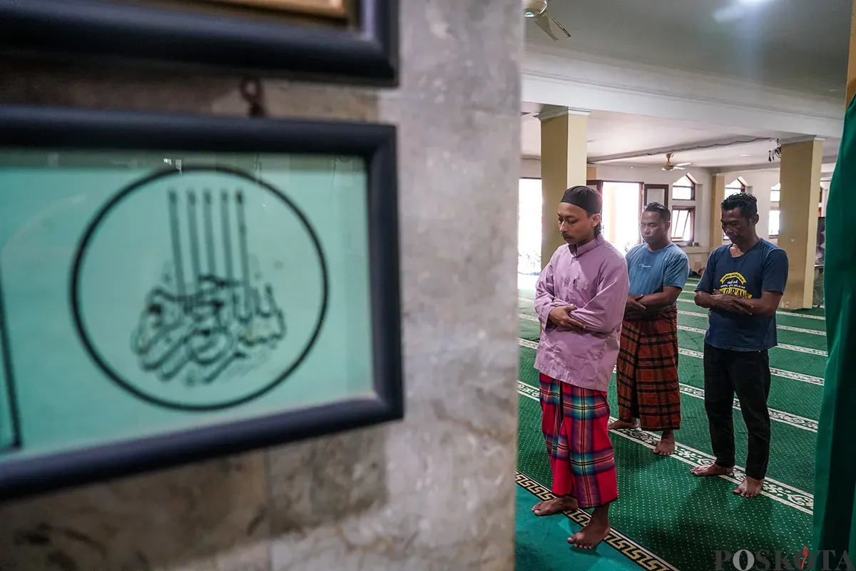 Aktivitas umat muslim mulai dari membaca kitab suci Al Quran, sholat hingga beristirahat saat berada di Masjid Jami Al Anwar, Rawa Bunga, Jatinegara, Jakarta Timur, Kamis, 6 Maret 2025. (Sumber: Poskota/Bilal Nugraha Ginanjar)