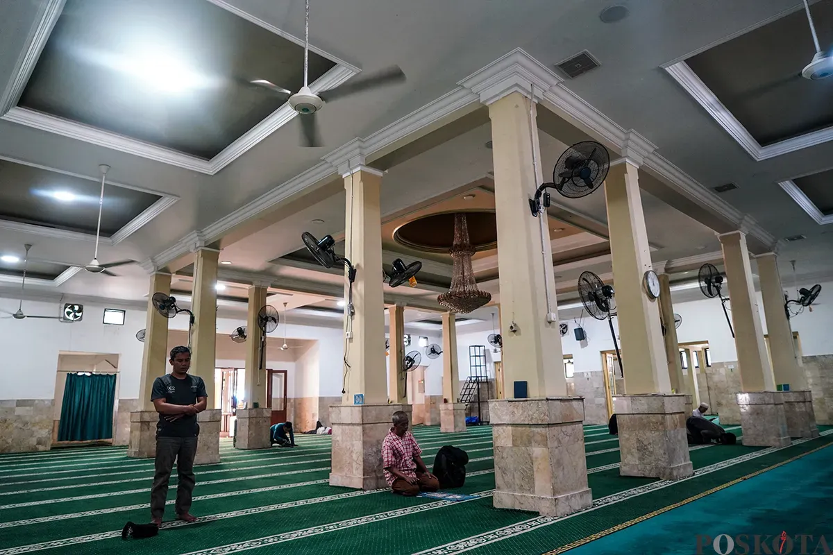 Aktivitas umat muslim mulai dari membaca kitab suci Al Quran, sholat hingga beristirahat saat berada di Masjid Jami Al Anwar, Rawa Bunga, Jatinegara, Jakarta Timur, Kamis, 6 Maret 2025. (Sumber: Poskota/Bilal Nugraha Ginanjar)