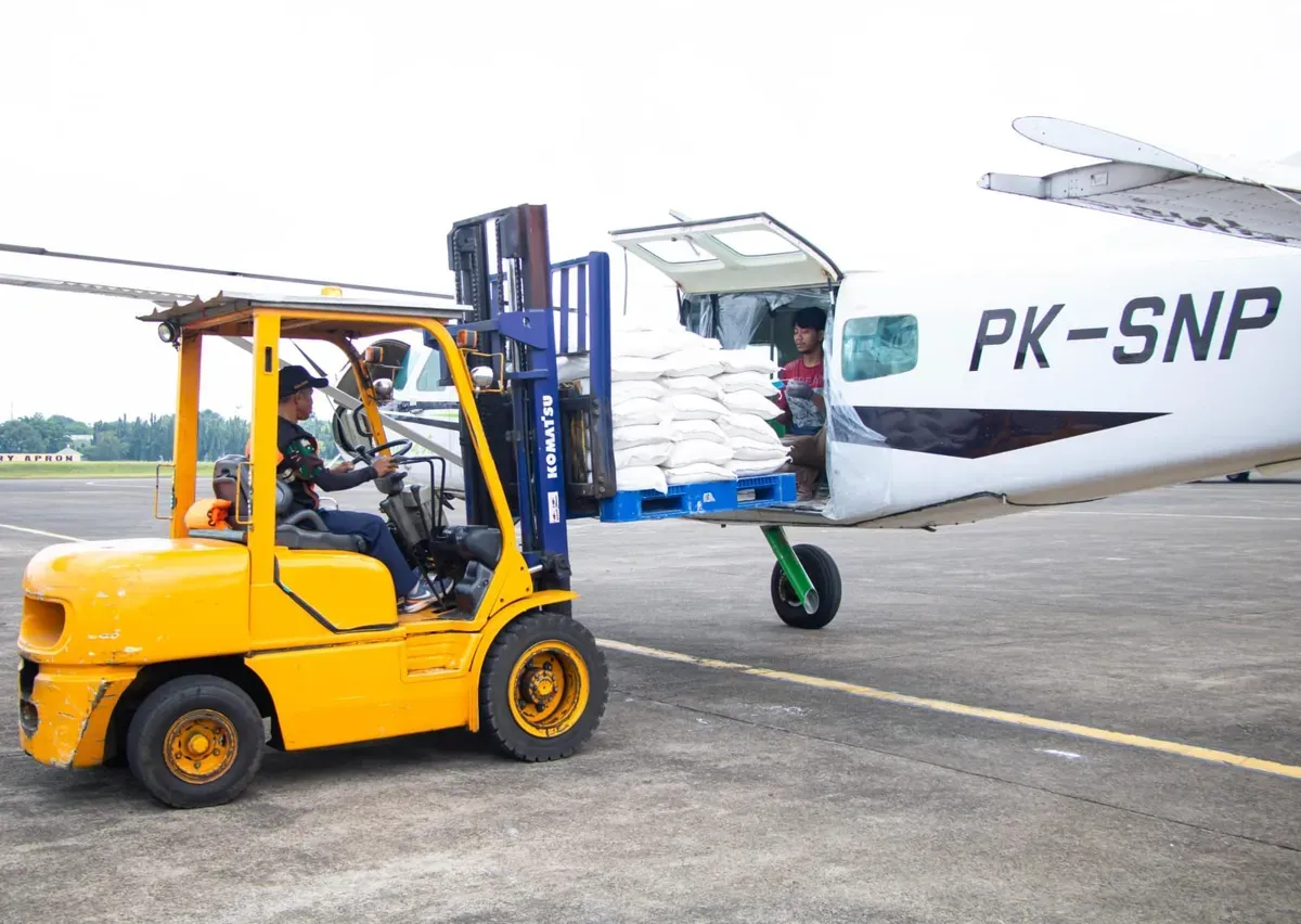 Operasi Modifikasi Cuaca (OMC) oleh Badan Nasional Penanggulangan Bencana (BNPB) dan TNI AU. (Sumber: Dok. TNI AU)