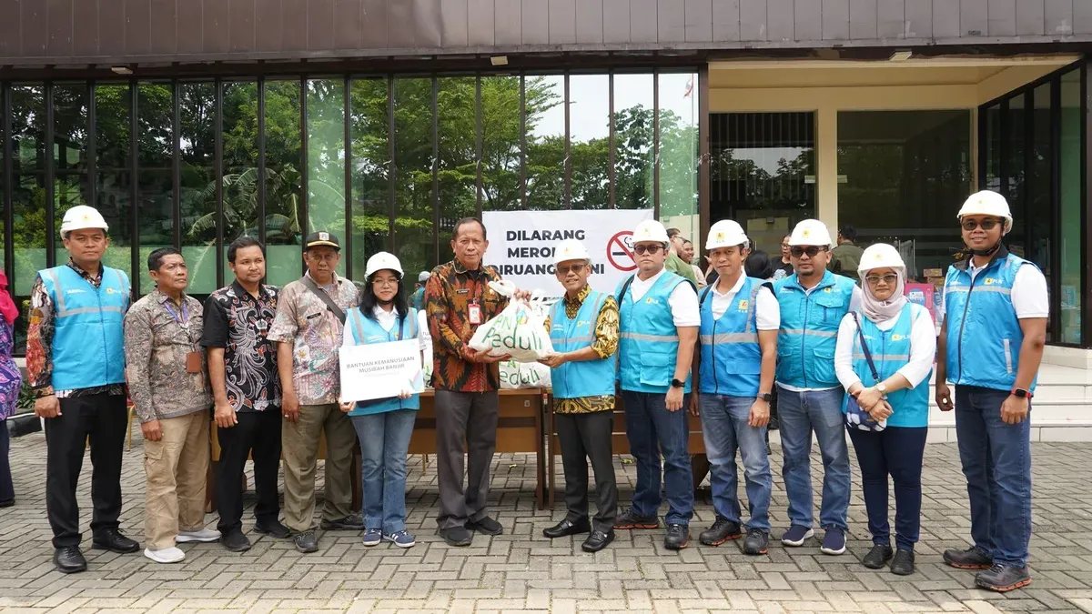 General Manager PLN UID Jakarta Raya, Lasiran menyerahkan bantuan korban banjir kepada Camat Pancoran, Alamsah di Posko Pengungsian Warga Kecamatan Pancoran, Kamis, 6 Maret 2025. (Sumber: Dok.PLN UID Jakarta Raya)