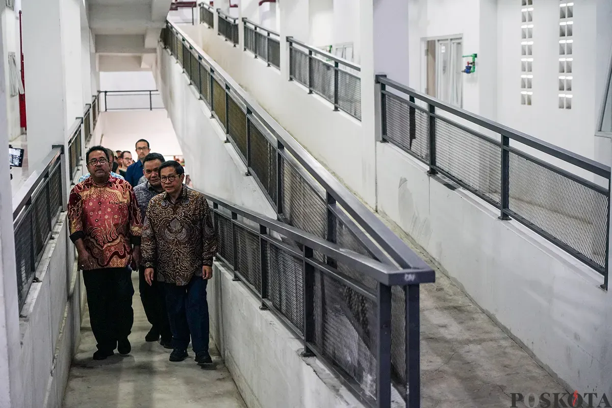 Gubernur Jakarta, Pramono Anung, dan Wakil Gubernur, Rano Karno, meninjau sekaligus menyerahkaan kunci rumah sebagai simbolis di Rumah Susun Kampung Bayam, Tanjung Priok, Jakarta Utara, Kamis, 6 Maret 2025. (Sumber: Poskota/Bilal Nugraha Ginanjar)