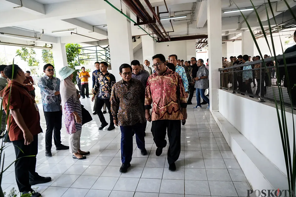 Gubernur Jakarta, Pramono Anung, dan Wakil Gubernur, Rano Karno, meninjau sekaligus menyerahkaan kunci rumah sebagai simbolis di Rumah Susun Kampung Bayam, Tanjung Priok, Jakarta Utara, Kamis, 6 Maret 2025. (Sumber: Poskota/Bilal Nugraha Ginanjar)