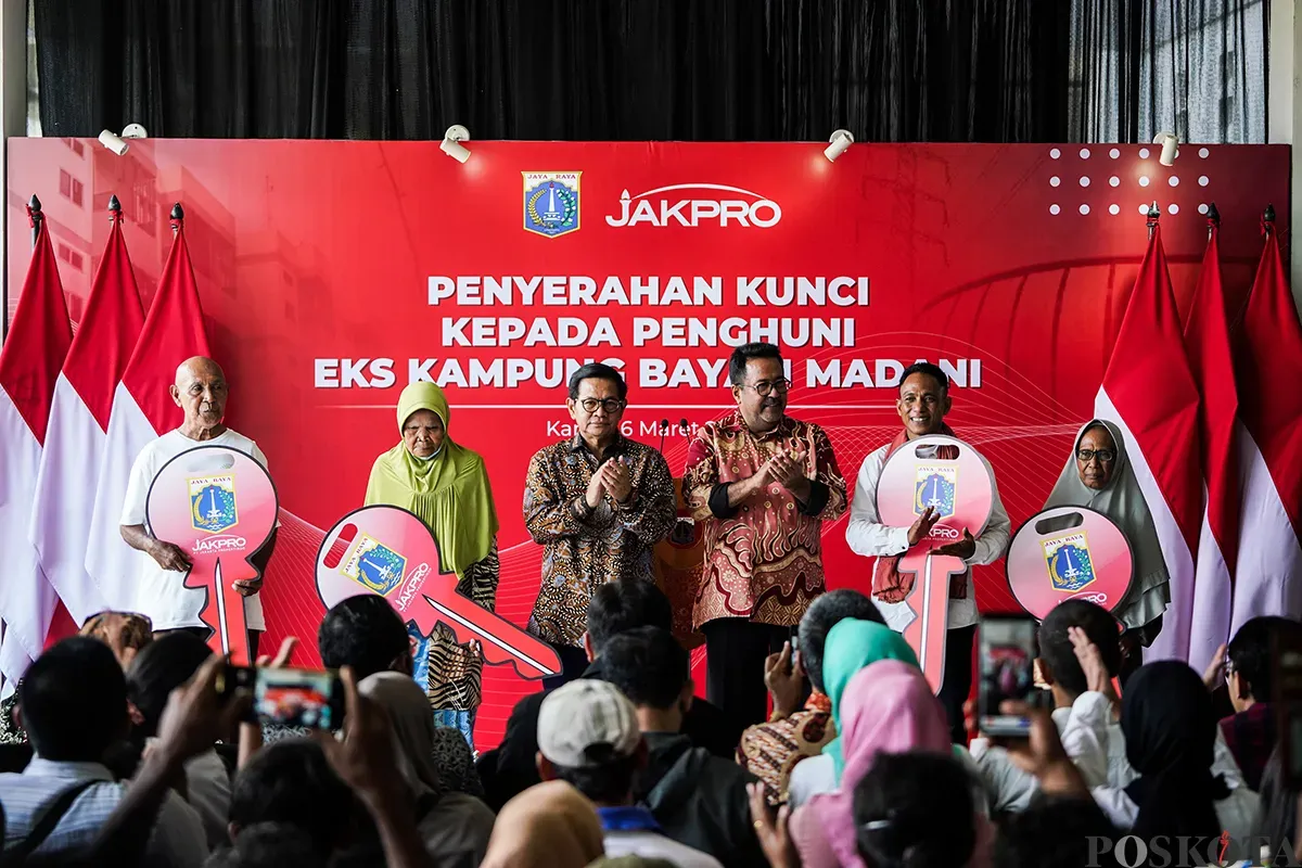 Gubernur Jakarta, Pramono Anung, dan Wakil Gubernur, Rano Karno, meninjau sekaligus menyerahkaan kunci rumah sebagai simbolis di Rumah Susun Kampung Bayam, Tanjung Priok, Jakarta Utara, Kamis, 6 Maret 2025. (Sumber: Poskota/Bilal Nugraha Ginanjar)