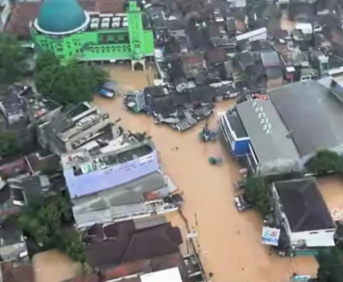 Akses ruas Jalan Dayeuhkolot terputus pagi ini karena banijr masih menggenangi dengan ketinggian hampir sepinggang sehingga tidak bisa dilalui kendaraan. (Sumber: Capture InfoDayeuhkolot)