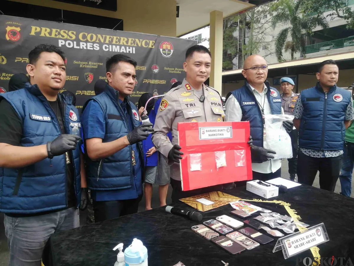 Kapolres Cimahi AKBP Tri (tengah) dalam gelar perkara yang dilaksanakan di Mako Polres Cimahi, Jumat 7 Maret 2025. (Sumber: Poskota/Gatot Poedji Utomo)