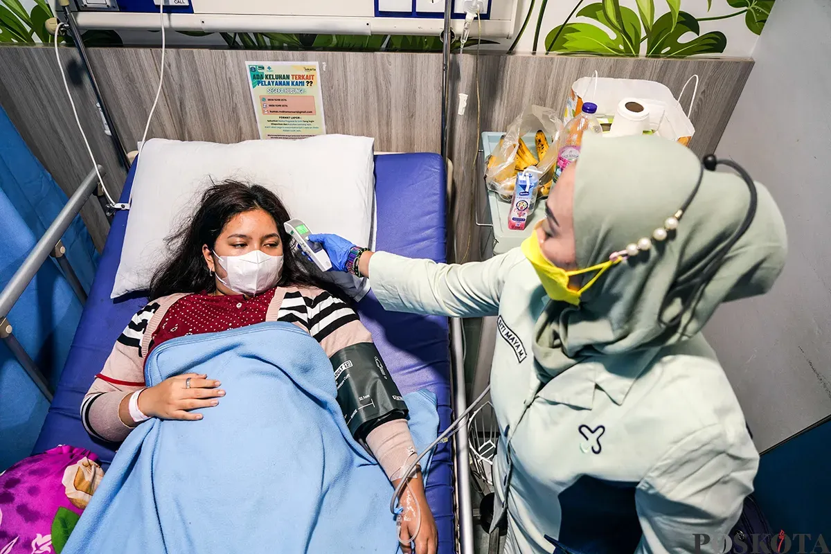 Perawat memeriksa seorang pasien yang terpapar penyakit Demam Berdarah Dengue (DBD) di RSUD Tamansari, Jakarta. (Sumber: Poskota/Bilal Nugraha Ginanjar)