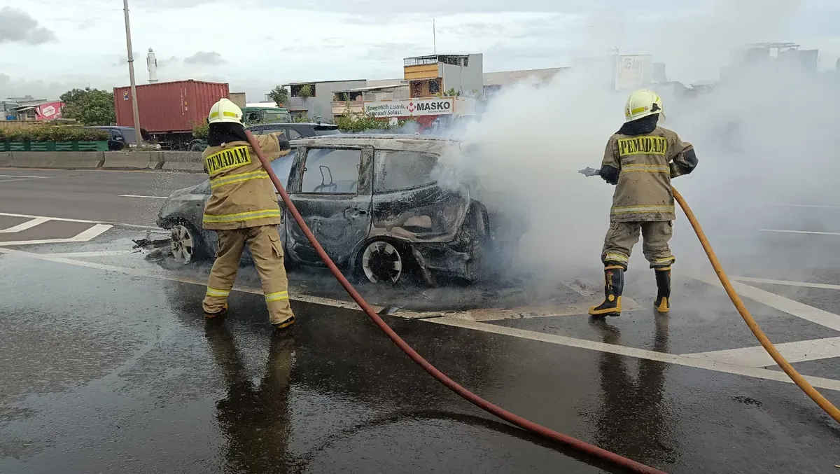 Sebuah mobil terbakar di KM 23 Jalan Tol Gedong Panjang, Penjaringan, Jakarta Utara, Jumat, 7 Maret 2025. (Sumber: Dok. Damkar Jakarta Utara)