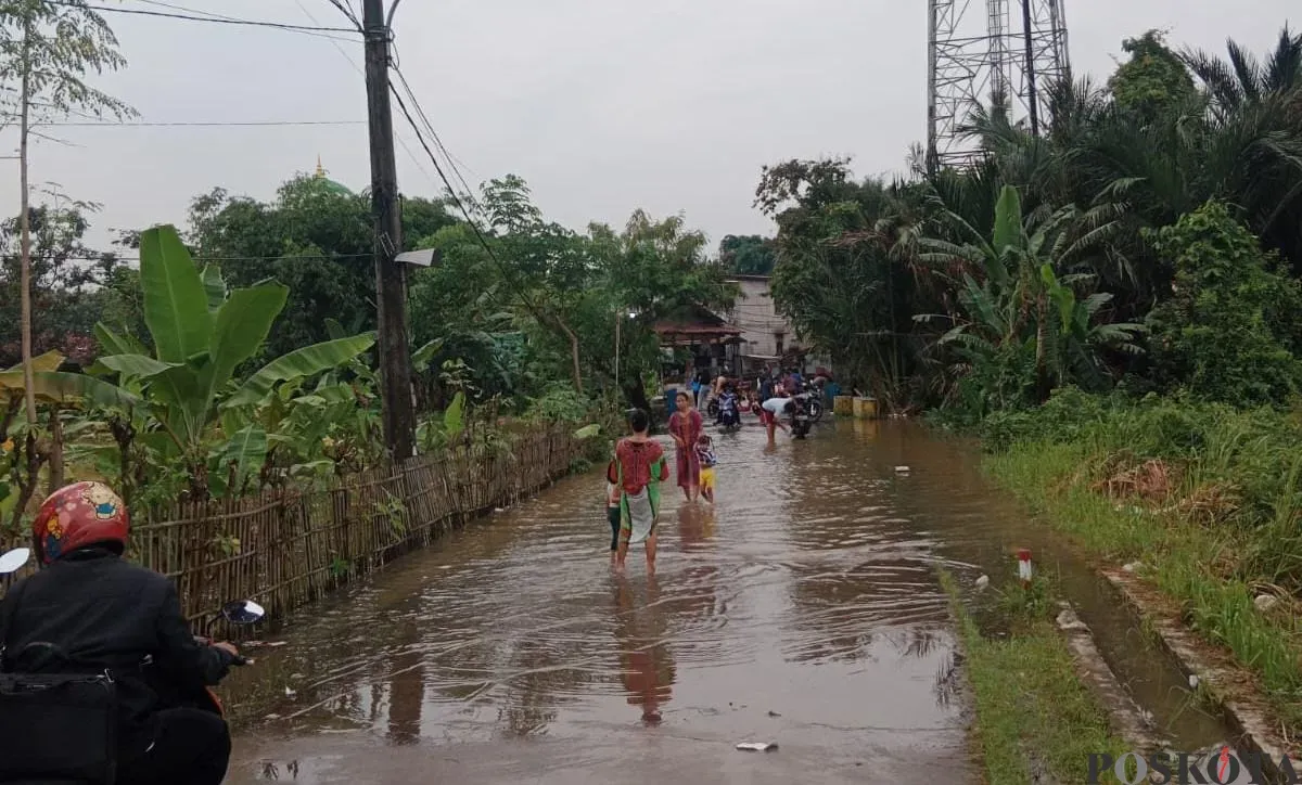 Akses jalan di wilayah Kecamatan Tigarsaksa, Kabupaten Tangerang terendam banjir, Jumat, 7 Maret 2025. (Sumber: Poskota/Veronica Prasetio)