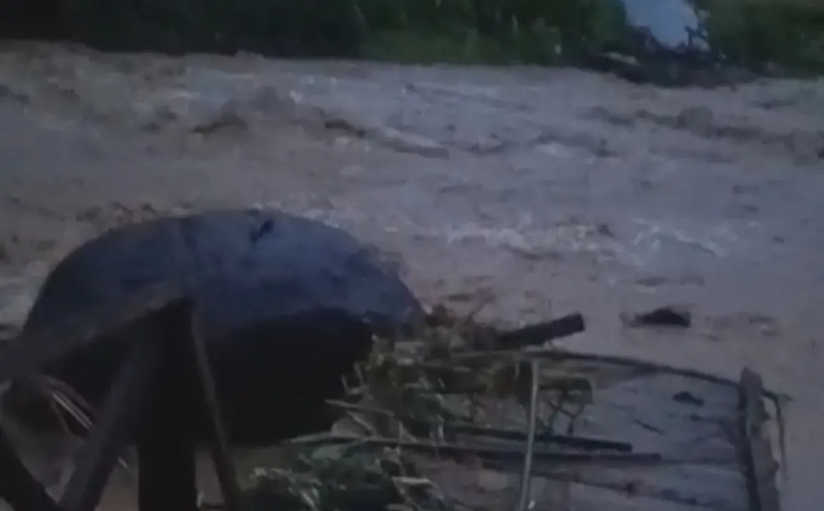 Jembatan Leuwi Jatatan di Desa Cinoyong, Kecamatan Carita, Pandeglang, putus diterjang banjir. (Sumber: Dok. Warga)