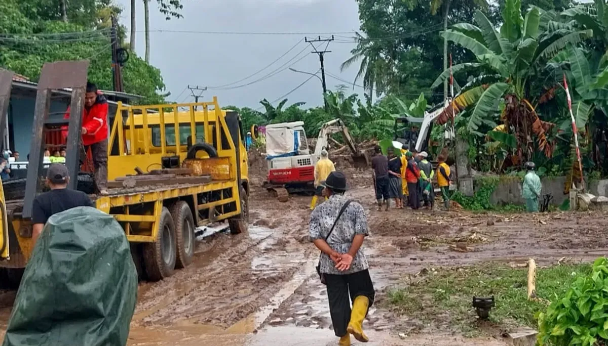 Petugas tengah membersihkan material longsor yang menimbun jalur Palka, Desa Batukuwung akibat curah hujan tinggi. (Sumber: Dok. Polresta Serang Kota)