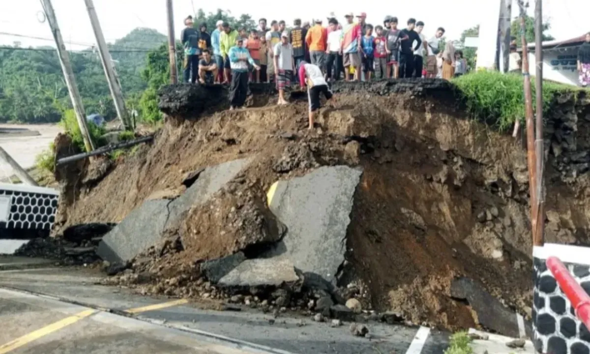 Bencana tanah longsor yang terjadi di Kabupaten Sukabumi pada Kamis, 6 Maret 2025, pukul 19.00 WIB, dipicu oleh tingginya curah hujan. (Sumber: Dok. Diskominfo Provinsi Jawa Barat)