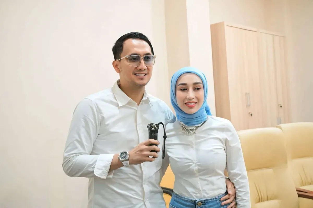 Attaubah Mufid, dokter estetika dan pengusaha sukses, kini menjadi sorotan publik bersama istrinya, Reza Gladys. (Sumber: Instagram/@attaubahmufid)