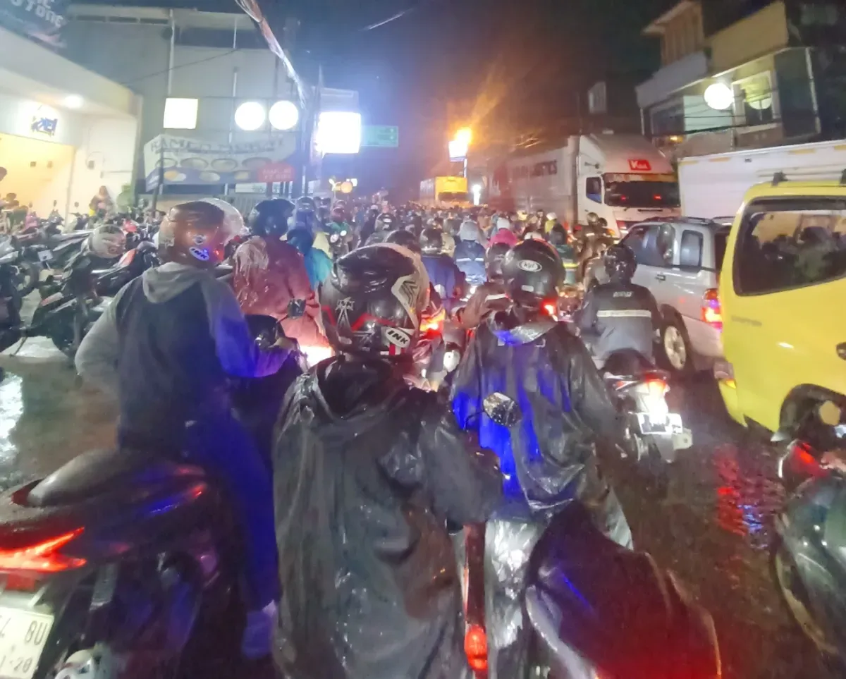 Macet total akibat Banjir di Dayeuhkolot membuat ratusan kendaraan terjebak hingga berjam-jam di kawasan depan Pabrik Ceres, Dayeuhkolot pada Jum'at, 7 Maret 2025. (Sumber: Poskota | Foto: Yugi Prasetyo)