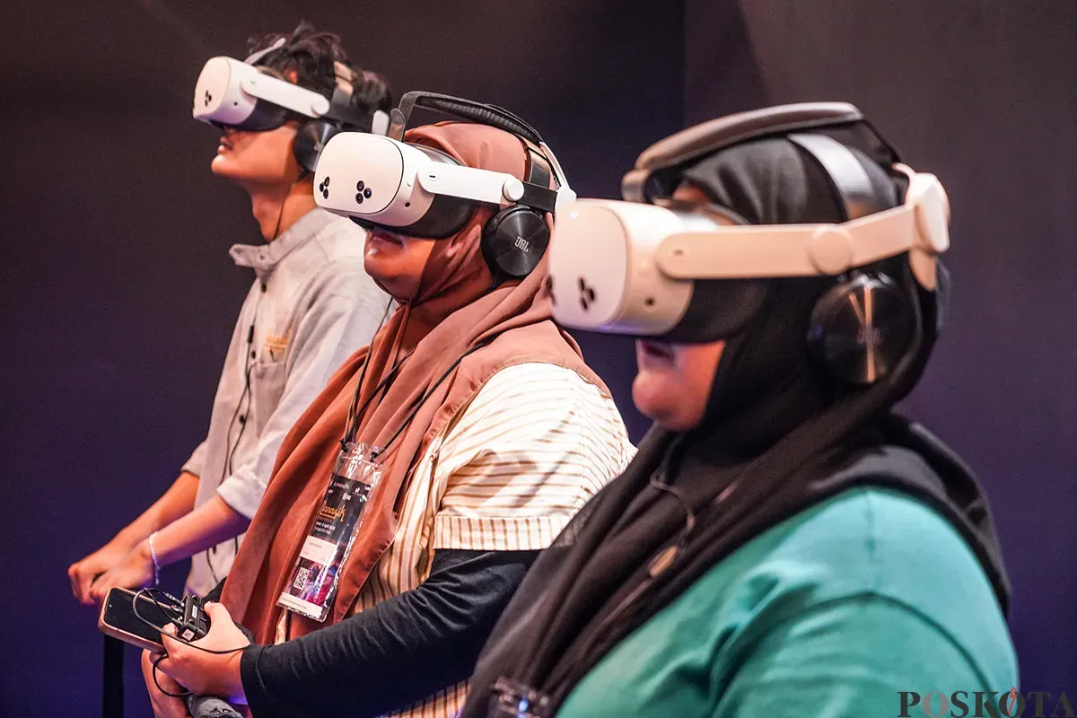 Sejumlah pengunjung didampingi petugas pengelola mencoba memakai alat virtual reality saat mengikuti simulasi manasik Haji dan Umrah di gelaran yang bertema Manasik Experience di Mall Kuningan City, Jakarta Selatan, Jumat, 7 Maret 2025. (Sumber: Poskota/Bilal Nugraha Ginanjar)