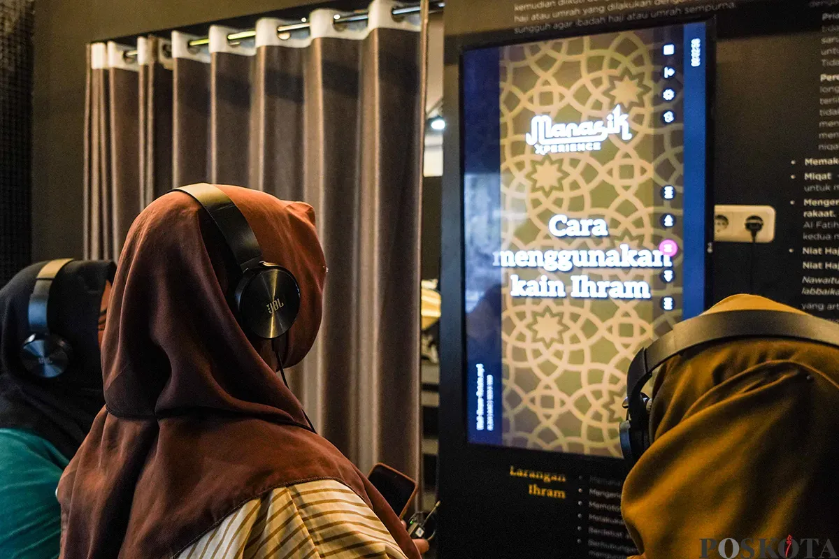 Sejumlah pengunjung didampingi petugas pengelola mencoba memakai alat virtual reality saat mengikuti simulasi manasik Haji dan Umrah di gelaran yang bertema Manasik Experience di Mall Kuningan City, Jakarta Selatan, Jumat, 7 Maret 2025. (Sumber: Poskota/Bilal Nugraha Ginanjar)