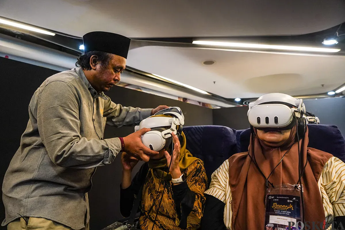 Sejumlah pengunjung didampingi petugas pengelola mencoba memakai alat virtual reality saat mengikuti simulasi manasik Haji dan Umrah di gelaran yang bertema Manasik Experience di Mall Kuningan City, Jakarta Selatan, Jumat, 7 Maret 2025. (Sumber: Poskota/Bilal Nugraha Ginanjar)