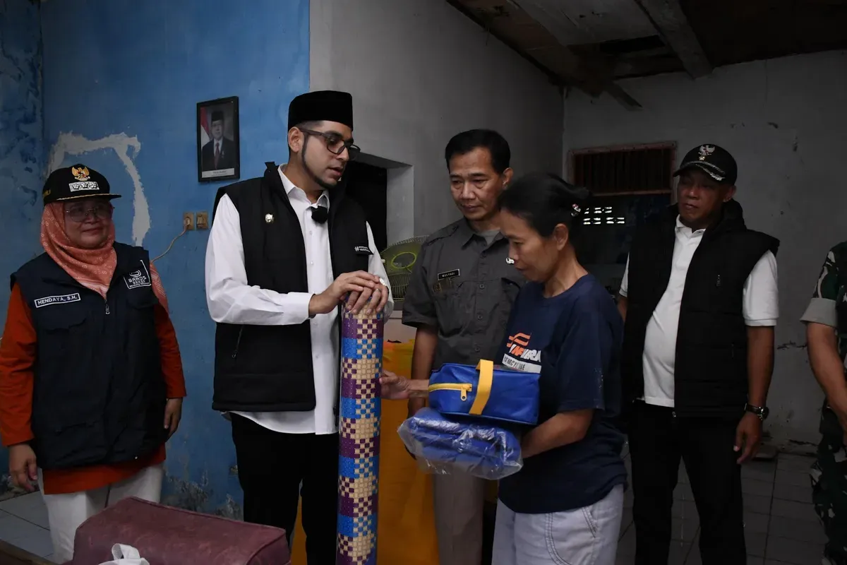 Wakil Wali Kota Sukabumi Bobby Maulana memberikan bantuan pada korban banjir dan longsor di wilayahnya. (Sumber: Laman resmi KDP Kota Sukabumi)