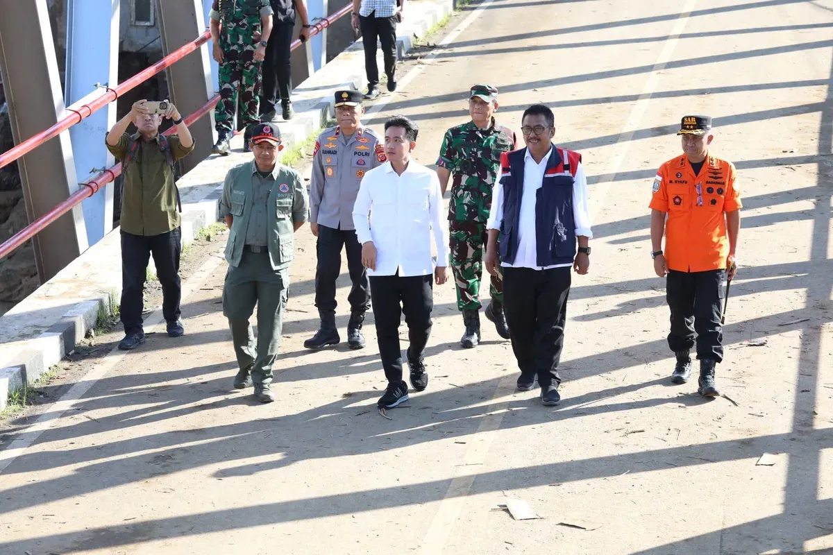 Kepala BNPB Letjen TNI Dr. Suharyanto, S.Sos., M.M. mendampingi Wapres Gibran Rakabuming meninjau permukiman warga yang terdampak di sekitar pasar Kampung Gumelar, Pelabuhan Ratu, Kabupaten Sukabumi, Jabar pada Sabtu, 8 Maret 2025. (Sumber: Dok BNPB)