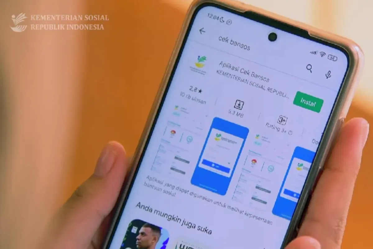 Ilustrasi mendaftar bansos lewat hp. (Sumber: kemensos.go.id)