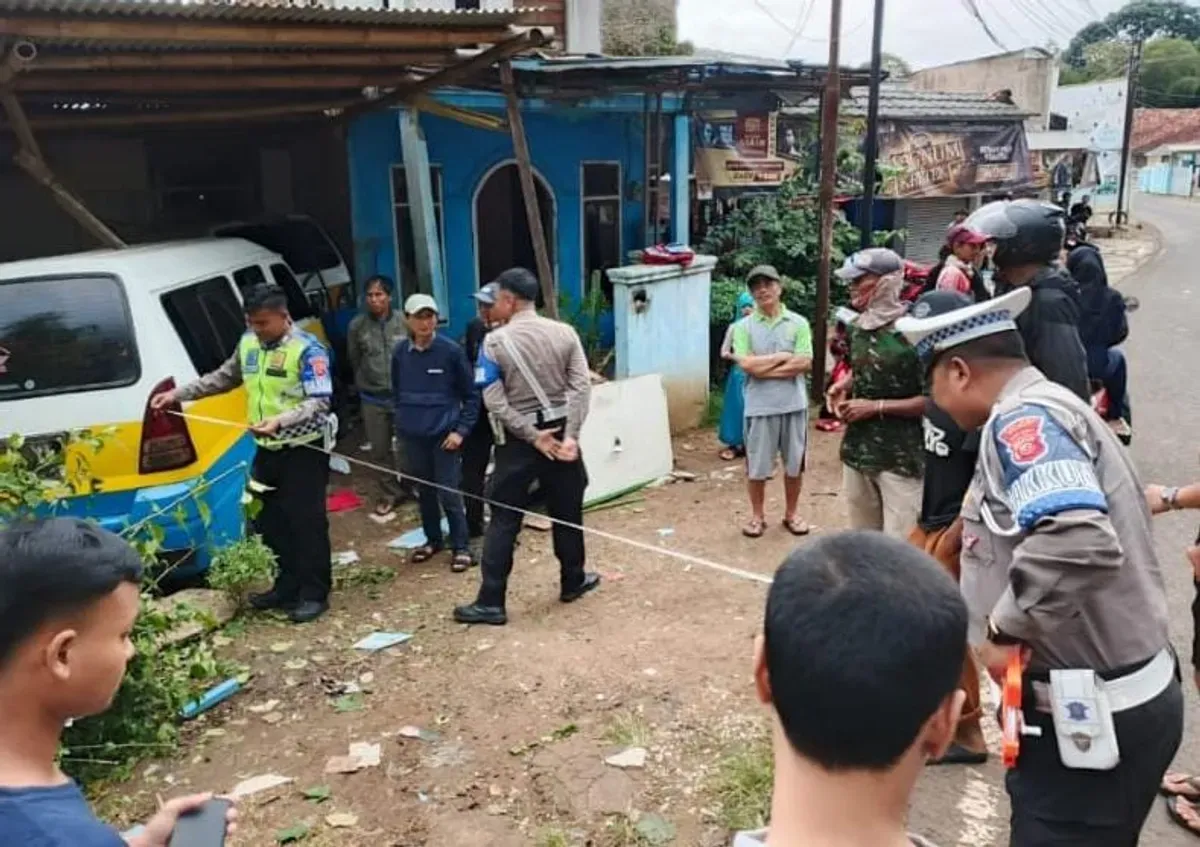 Polis melakukan olah TKP di lokasi kejadian yang mengakibatkan luka parah seorang bocah dihantam supir angkot yang mabuk miras. (Sumber: Dok Istimewa warga)