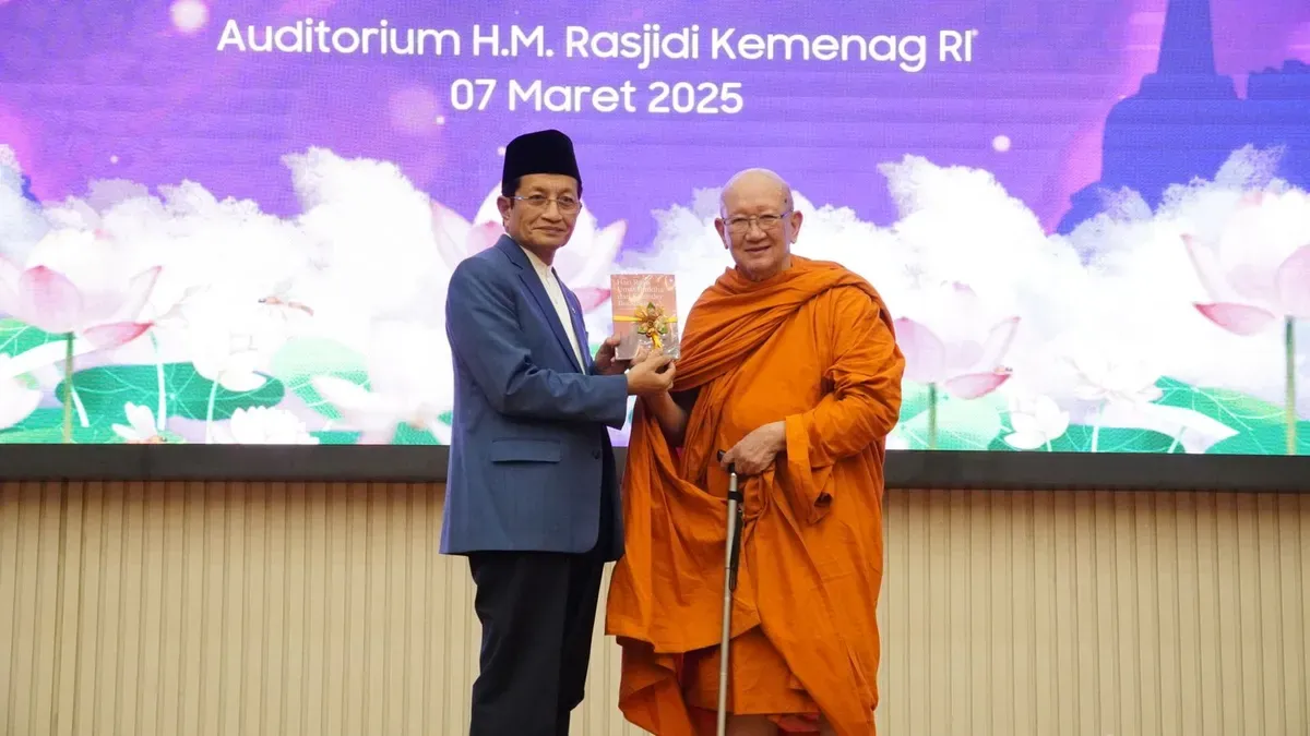 Menteri Agama (Menag), Nasaruddin Umar menghadiri Dialog Kerukunan Umat Buddha dan Luncurkan Buku Hari Raya dan Kalender Buddhis 2024-2061 di Auditorium H.M. Rasjidi, Gedung Kementerian Agama RI, Jumat, 7 Maret 2025. (Sumber: Dok. Kemenag)