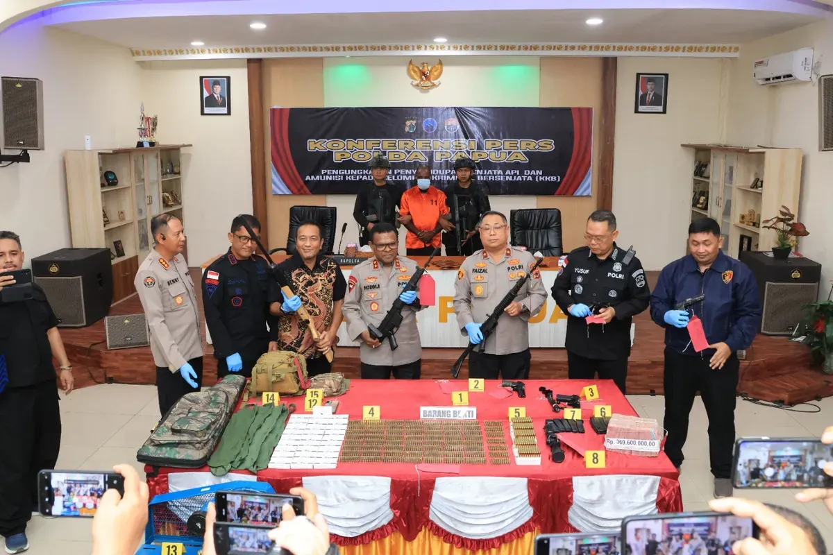 Konferensi pers penyelundupan senjata api dan amunisi yang diduga akan disalurkan kepada Kelompok Kriminal Bersenjata (KKB) di Puncak Jaya oleh Satgas Operasi Damai Cartenz-2025. (Sumber: Dok. Humas Polda Papua)