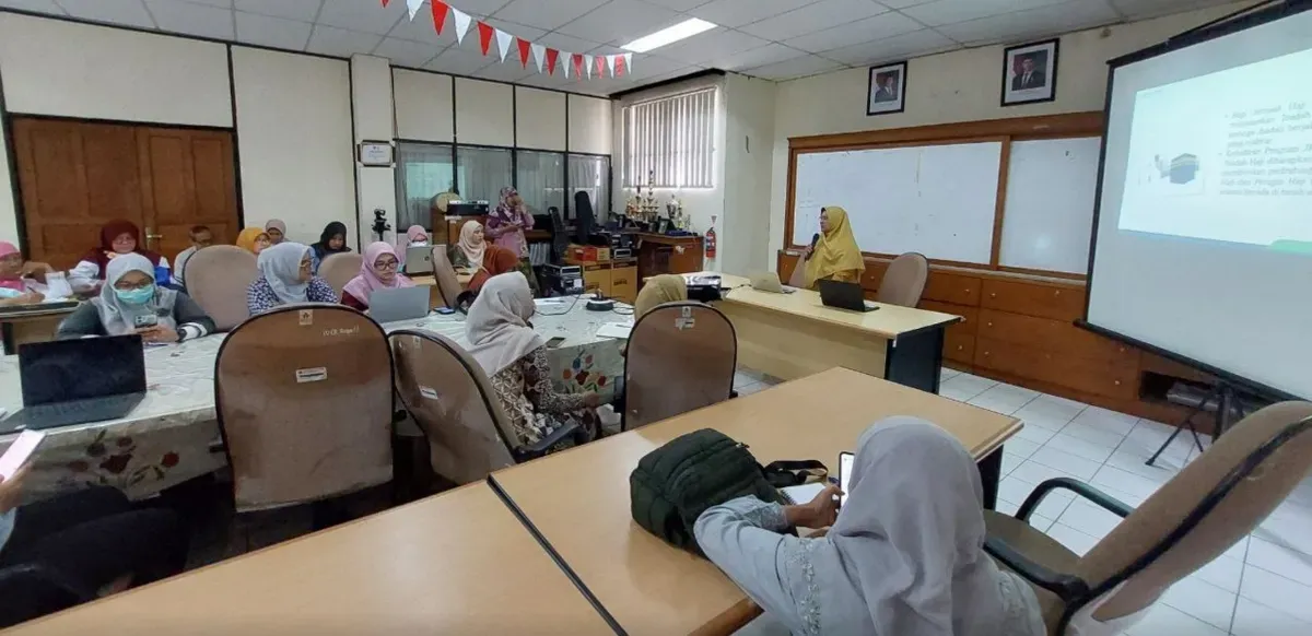 Kepala BPJS Kesehatan Cabang Jakarta Pusat, Diah Sofiawati, menjelaskan pentingnya kepesertaan aktif JKN sebagai syarat utama bagi calon jemaah haji dalam sosialisasi di Jakarta Pusat, Jumat, 7 Maret 2025. (Sumber: Dokumentasi Istimewa)