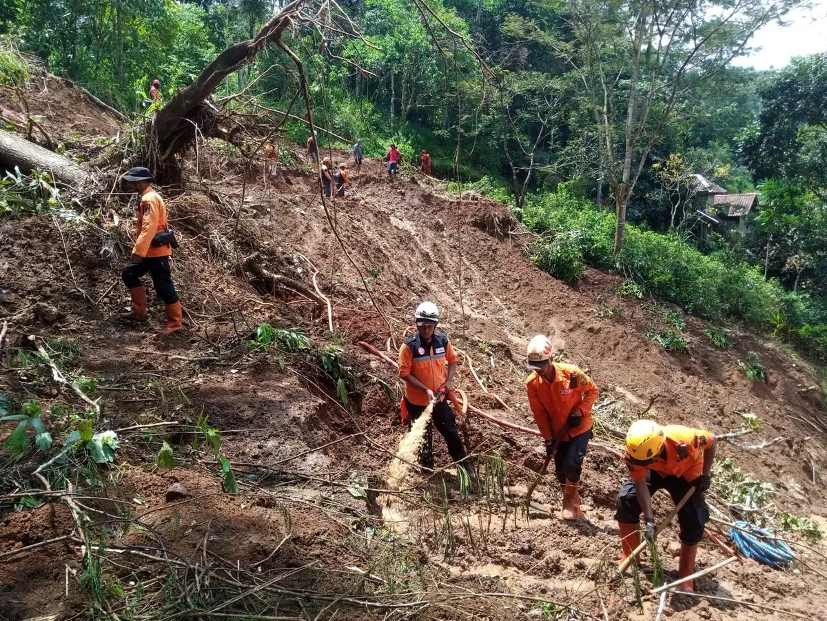 Upaya percepatan penanganan dan pencarian korban hilang masih terus dilakukan BPBD dan Pemerintah Kabupaten Sukabumi bersama tim gabungan pada Minggu, 9 Maret 2025. (Sumber: Dok BPBD Kabupaten Sukabumi)