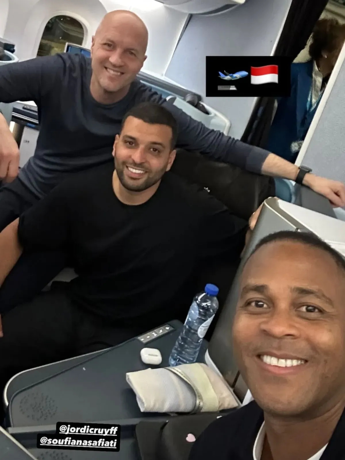 Kebersamaan Jordi Cruyff dan Patrick Kluivert dalam perjalanan ke Indonesia diunggah melalui Instagram Story Kluivert pada Minggu, 9 Maret 2025 dini hari WIB. (Sumber: @patrickkluivert9)