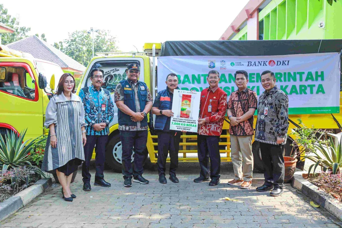 Sekdaprov Jakarta, Marullah Matali saat menyerahkan bantuan di Posko Tanggap Darurat, Pendopo Wali Kota Bekasi. (Sumber: Dok. Bank DKI)