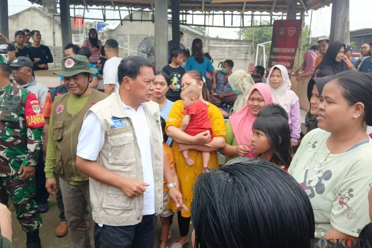 Bupati Tangerang, Maesyal Rasyid saat meinjau lokasi banjir, Minggu, 9 Maret 2025. (Sumber: Poskota/Veronica Prasetyo)