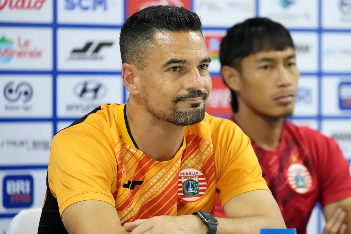 Pelatih Persija, Carlos Pena memberikan komentar jelang pertandingan melawan Arema FC di pekan 26 Liga 1 2024-25. (Foto: persija.id)