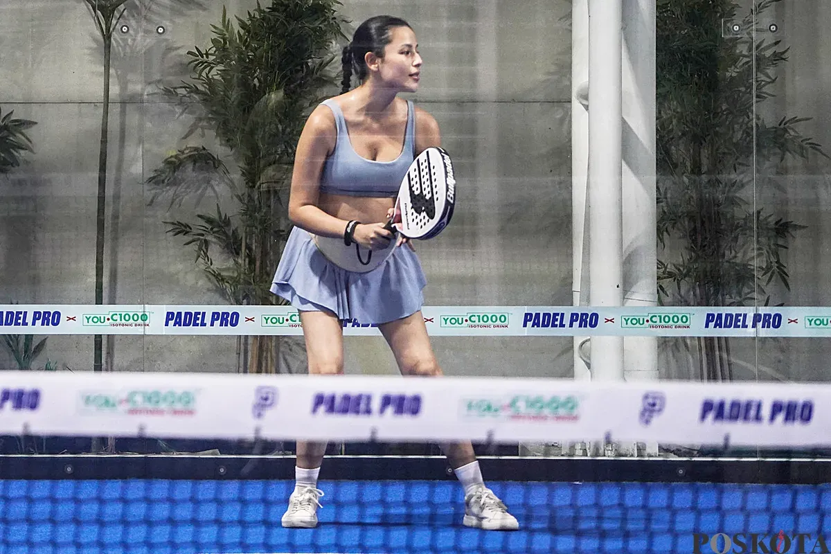 Ibu hamil, Nina Kozok, 33 tahun, warga Pondok Indah, Kebayoran Lama saat bermain Padel di Lapangan Padel Pro, Kemang, Jakarta Selatan, Kamis, 27 Februari 2025. (Sumber: Poskota/Bilal Nugraha Ginanjar)