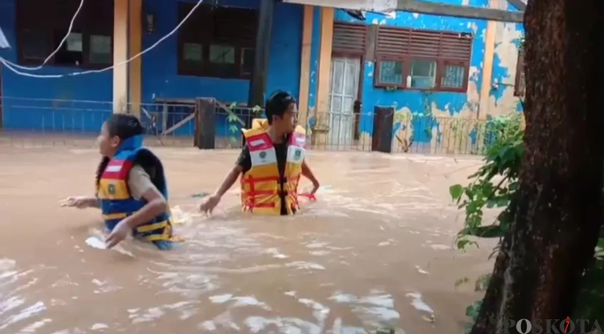 Sejumlah warga sedang melakukan evakuasi dalam bencana banjir di BTN Setul, Desa Teluk, Kecamatan Labuan, Pandeglang, Jumat, 7 Maret 2025. (Sumber: Poskota/Samsul Fatoni)