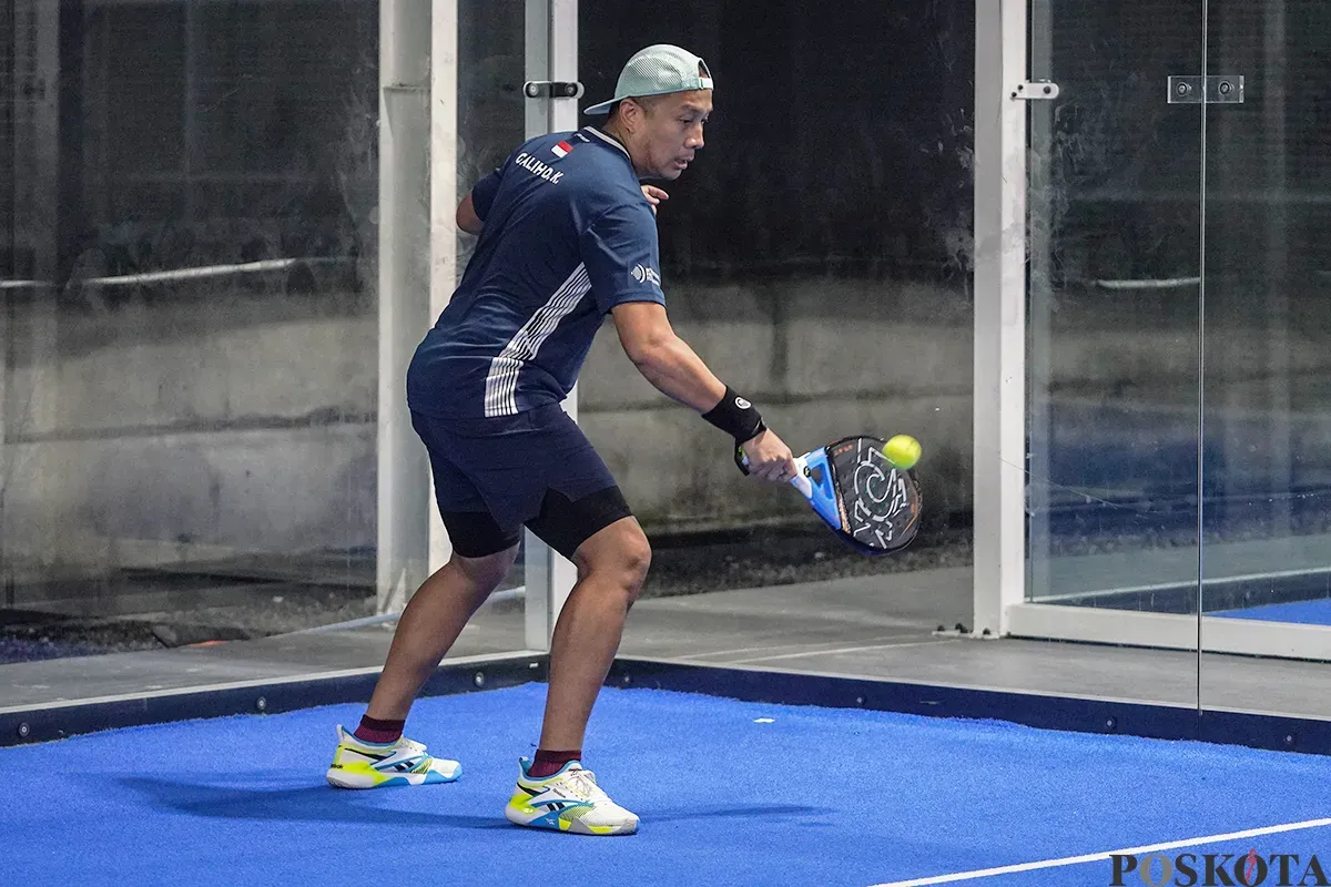 Ketua Umum Perkumpulan Besar Padel Indonesia (PBPI) Galih Kartasasmita, saat bermian Padel di  Lapangan Padel Pro, Kemang Jakarta Selatan. (Sumber: Poskota/Bilal Nugraha Ginanjar)