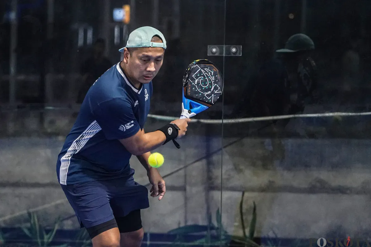 Ketua Umum Perkumpulan Besar Padel Indonesia (PBPI), Galih Kartasasmita, saat bermain Padel di Lapangan Padel di kawasan Kemang, Jakarta Selatan, beberapa waktu lalu. (Sumber: Poskota/Bilal Nugraha Ginanjar)