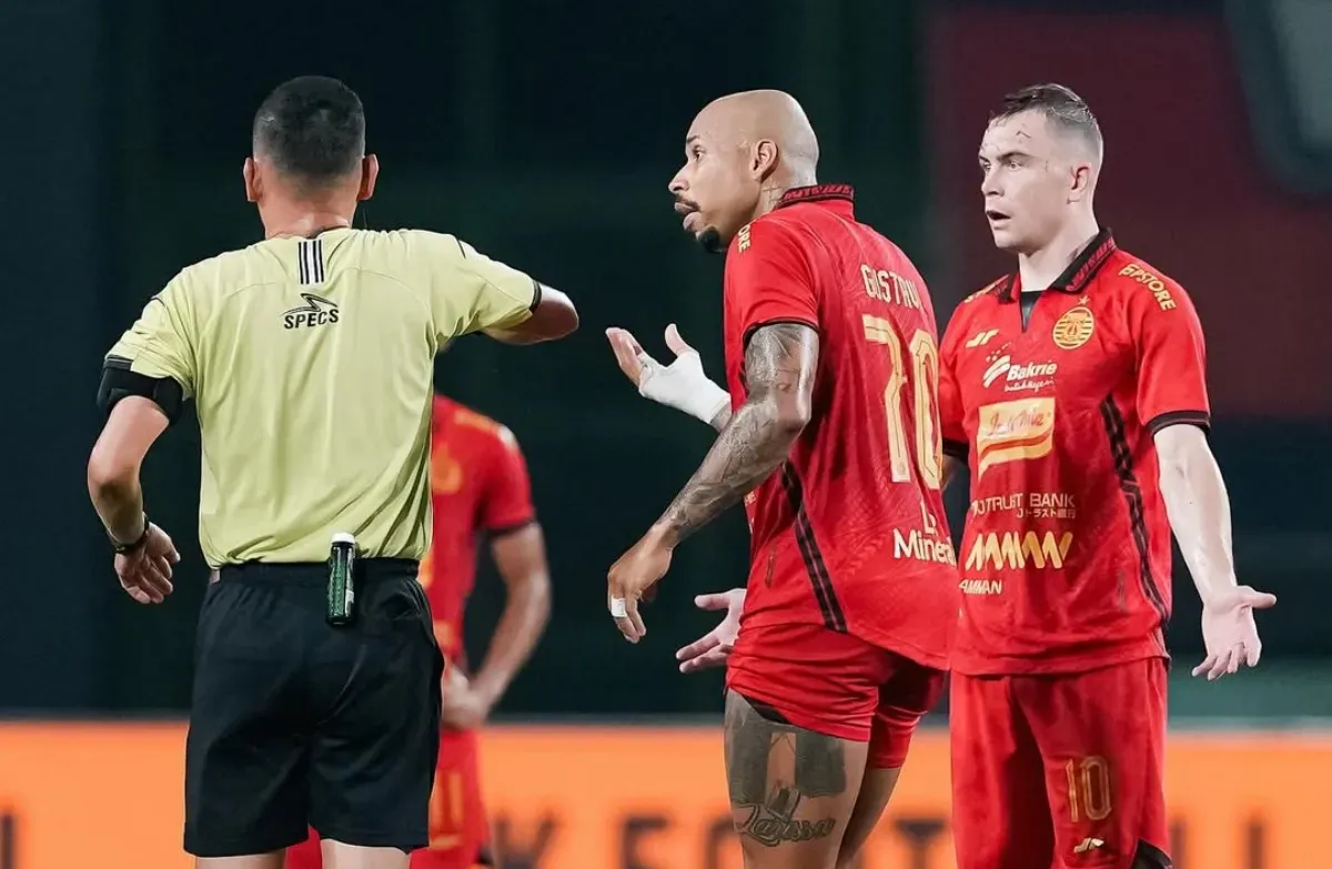 Dua pemain Persija, Gustavo Almeida dan Maceij Gajos diusir wasit pada pertandingan melawan Arema FC, di pekan 26 Liga 1 2024-25. (Foto: Instagram/@persija)