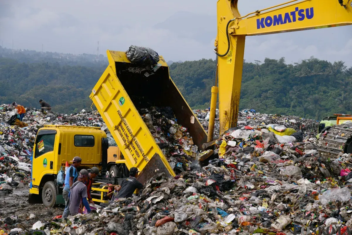 Alat berat diturunkan untuk evakuasi tumpukan sampah yang mengalami longsor di TPA Sarimukti, Kabupaten Bandung Barat, Minggu, 9 Maret 2025. (Sumber: Poskota/Gatot Poedji Utomo)