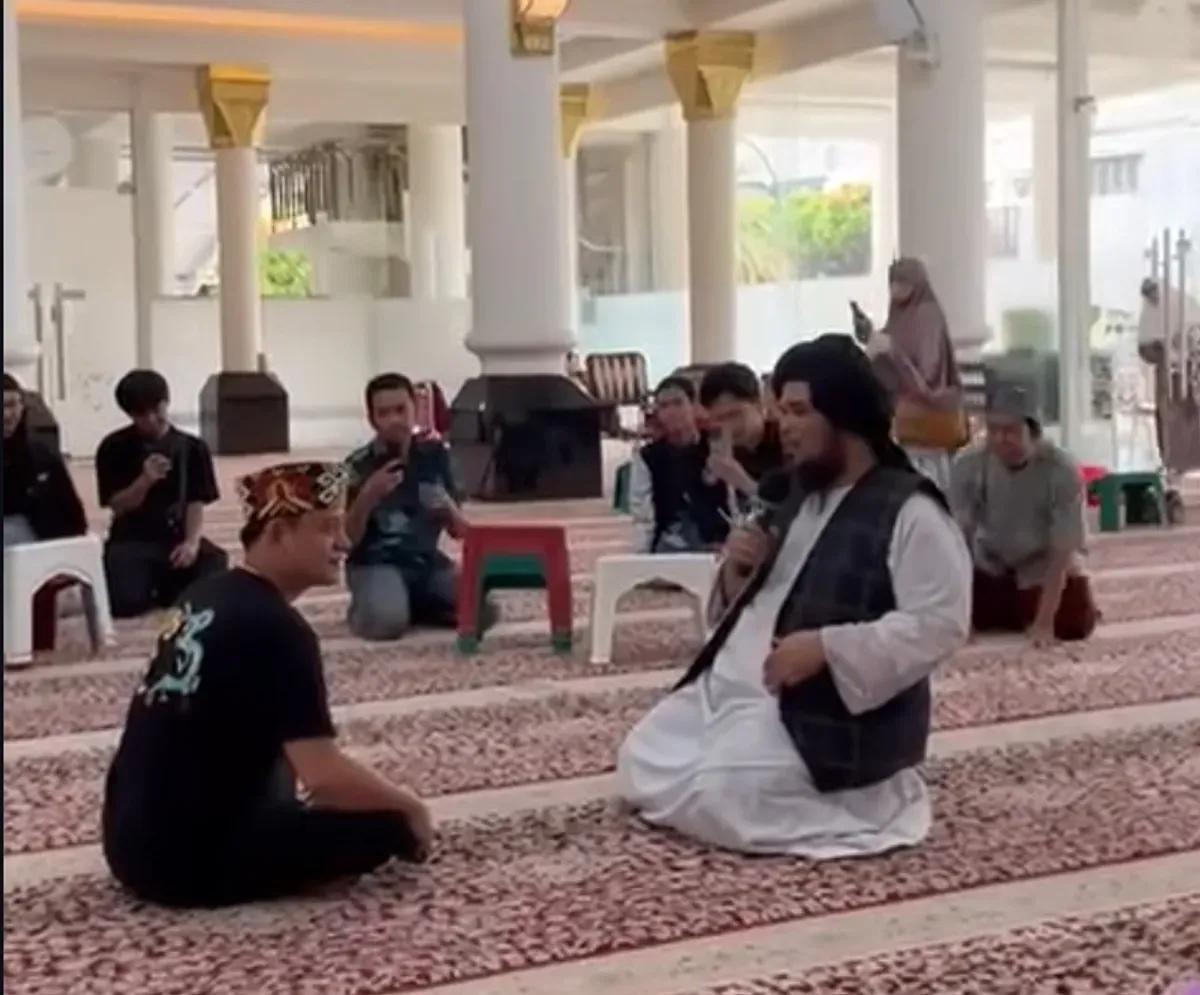 Ustaz Derry Sulaiman membimbing langsung pembacaan dua kaliat syahadat oleh YouTuber Bobon Santos dan resmi memeluk Islam pada momentum bulan Ramadhan tahun ini. (Sumber: Capture Instagram netizen @yoelianingsieh)