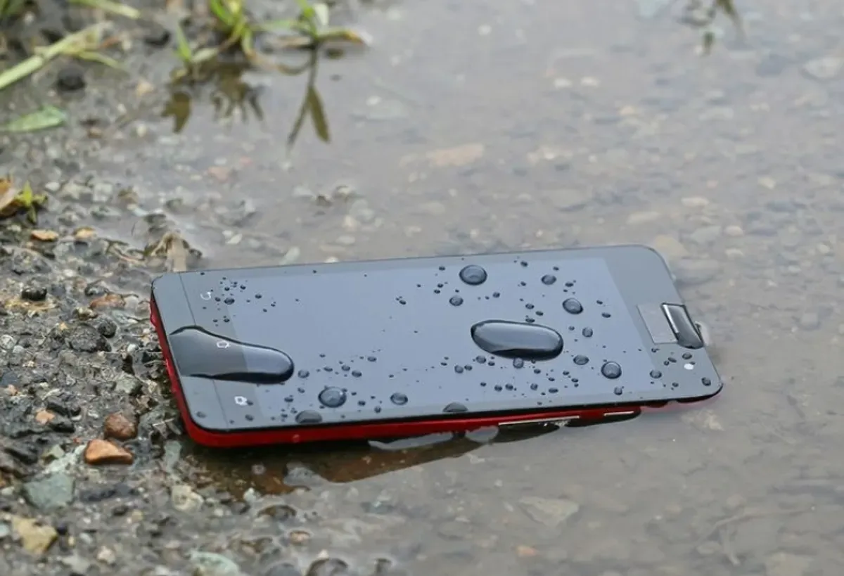 Handphone Anda tercebur air saat banjir, begini cara mengatasinya agar bisa kembali normal. (Sumber: Pinterest)