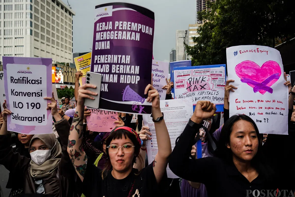 Ratusan perempuan mengikuti aksi damai pada saat memperingati Hari Perempuan Sedunia di Patung Kuda, Jakarta, Sabtu, 8 Maret 2025. (Sumber: Poskota/Bilal Nugraha Ginanjar)