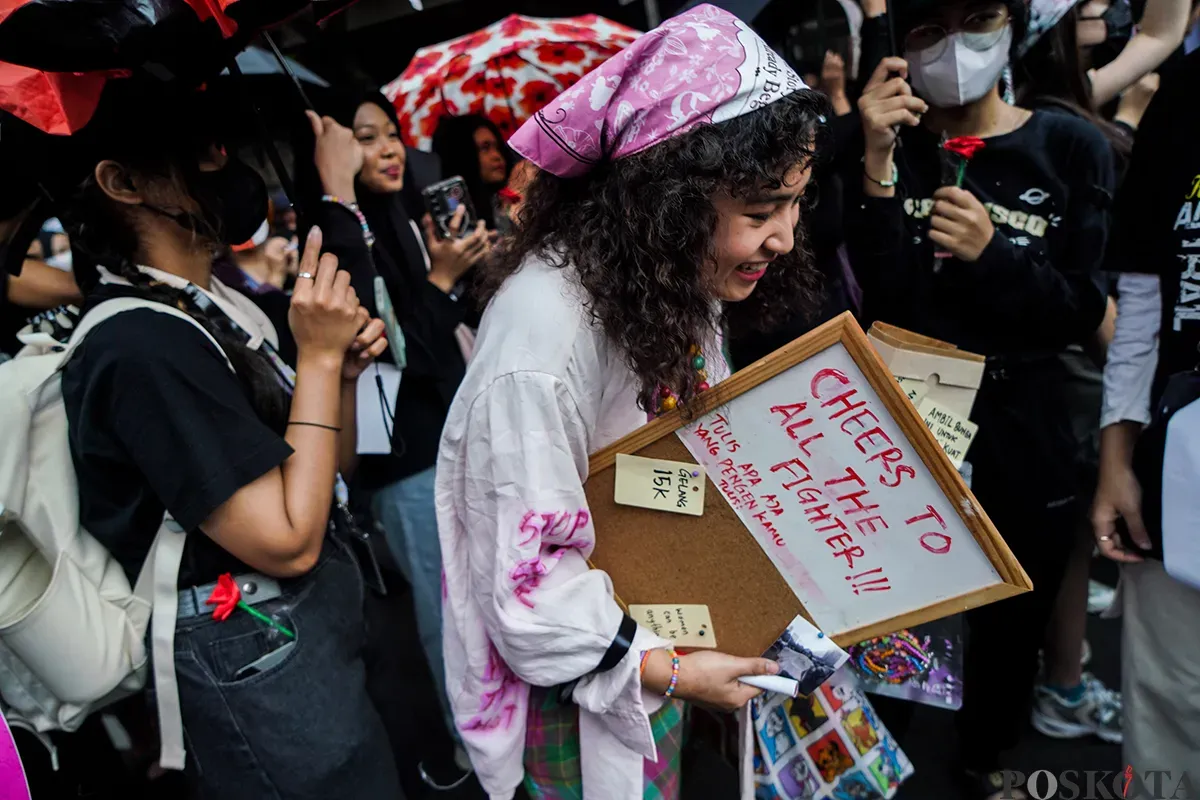 Ratusan perempuan mengikuti aksi damai pada saat memperingati Hari Perempuan Sedunia di Patung Kuda, Jakarta, Sabtu, 8 Maret 2025. (Sumber: Poskota/Bilal Nugraha Ginanjar)