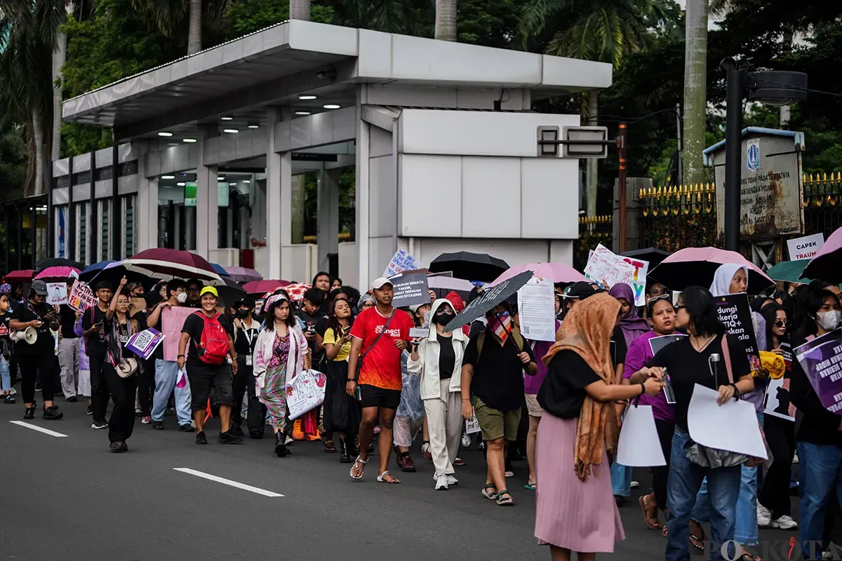 Ratusan perempuan mengikuti aksi damai pada saat memperingati Hari Perempuan Sedunia di Patung Kuda, Jakarta, Sabtu, 8 Maret 2025. (Sumber: Poskota/Bilal Nugraha Ginanjar)