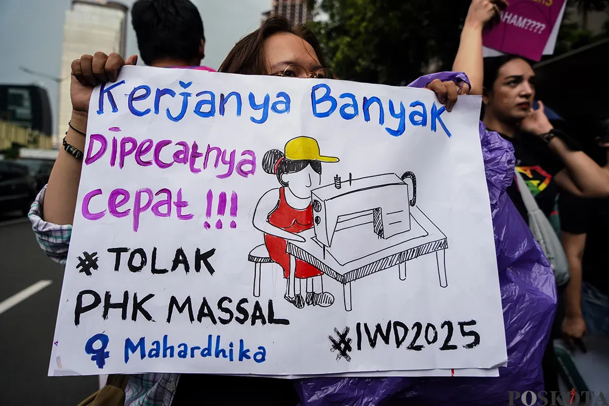 Ratusan perempuan mengikuti aksi damai pada saat memperingati Hari Perempuan Sedunia di Patung Kuda, Jakarta, Sabtu, 8 Maret 2025. (Sumber: Poskota/Bilal Nugraha Ginanjar)