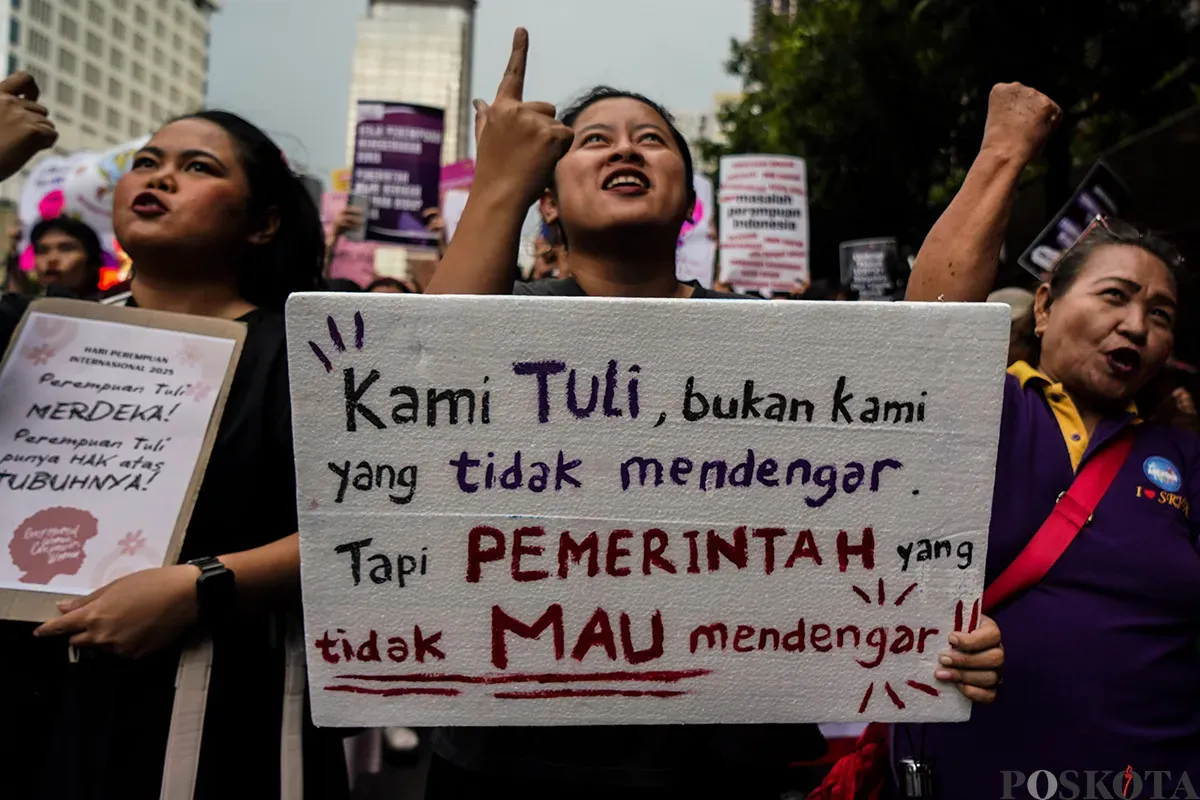 Ratusan perempuan mengikuti aksi damai pada saat memperingati Hari Perempuan Sedunia di Patung Kuda, Jakarta, Sabtu, 8 Maret 2025. (Sumber: Poskota/Bilal Nugraha Ginanjar)