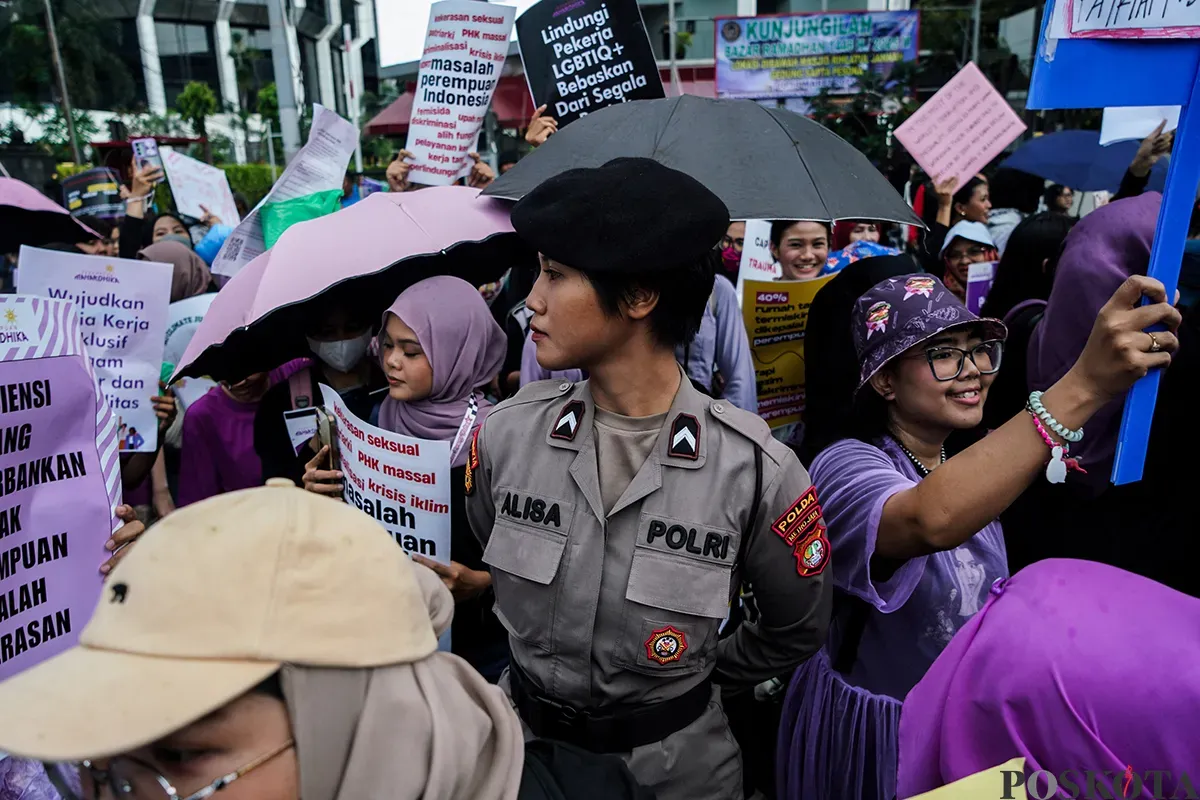 Ratusan perempuan mengikuti aksi damai pada saat memperingati Hari Perempuan Sedunia di Patung Kuda, Jakarta, Sabtu, 8 Maret 2025. (Sumber: Poskota/Bilal Nugraha Ginanjar)