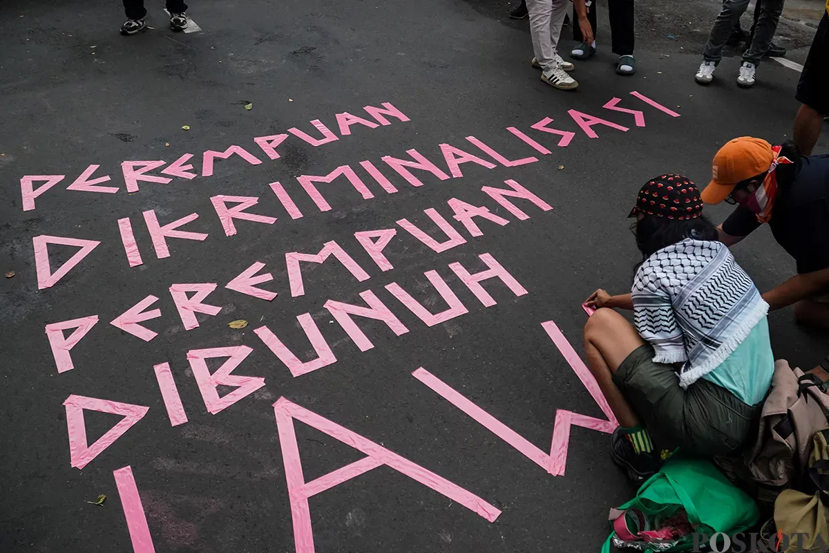 Ratusan perempuan mengikuti aksi damai pada saat memperingati Hari Perempuan Sedunia di Patung Kuda, Jakarta, Sabtu, 8 Maret 2025. (Sumber: Poskota/Bilal Nugraha Ginanjar)